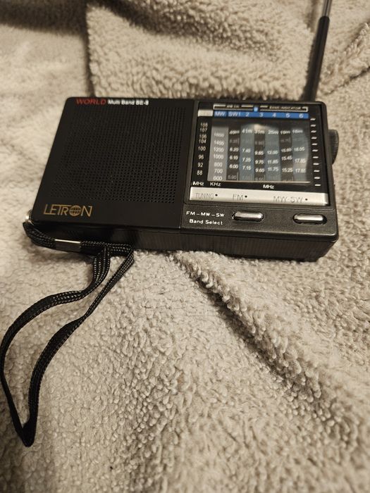Vând radio cu baza de baterie