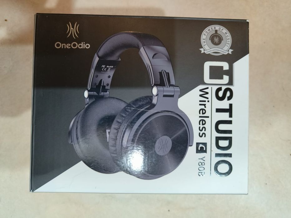 Căști wireless OneOdio și ZeaLot.