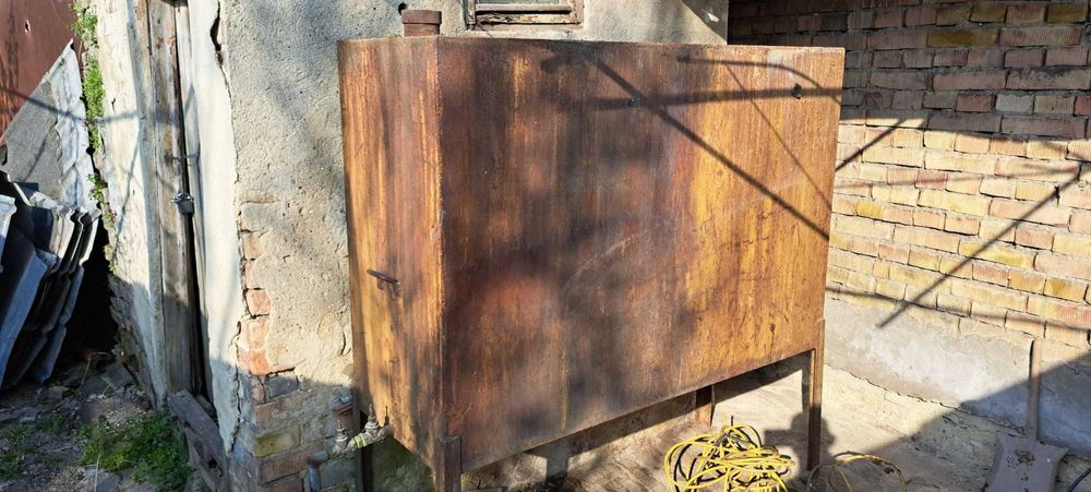 Продавам цистерна / съд за съхраняване на нафта