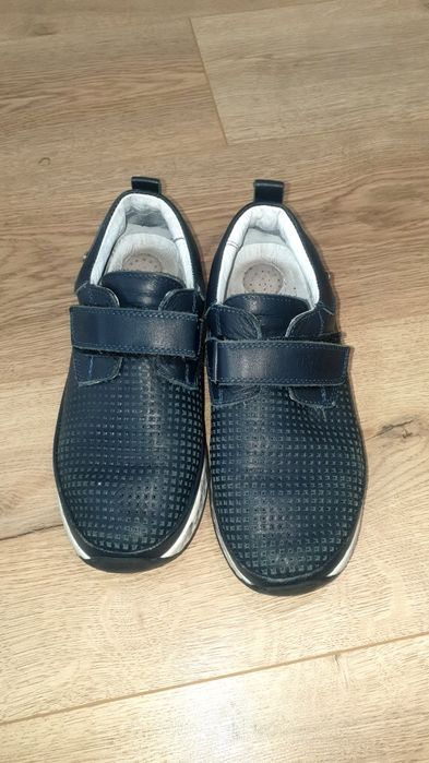 Продам школьную обувь