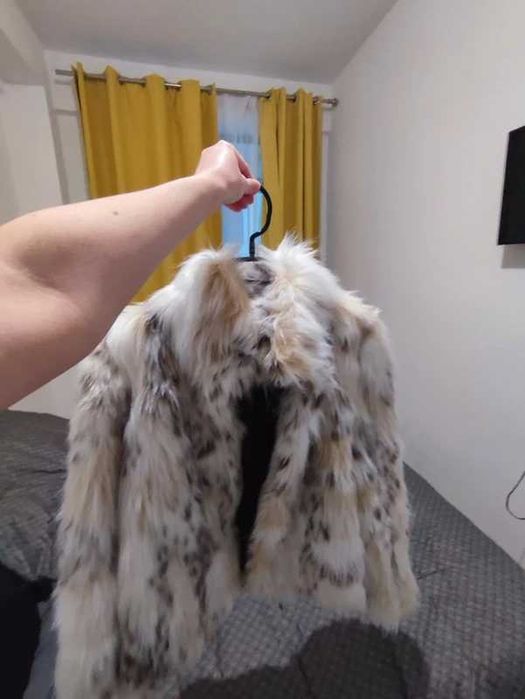 Palton scurt Zara, blana artificiala mărimea S( 40-42 in realitate)