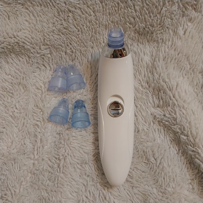 Aparat de curățare a porilor cu aspirație și 4 capete interschimbabile