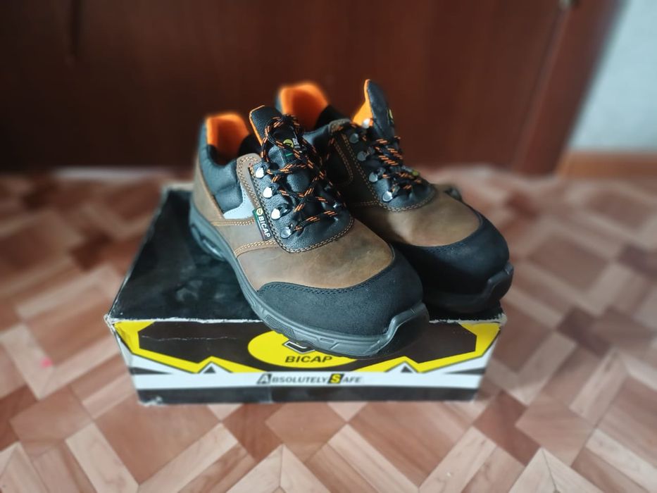 Продам спец обувь летняя 41-42р