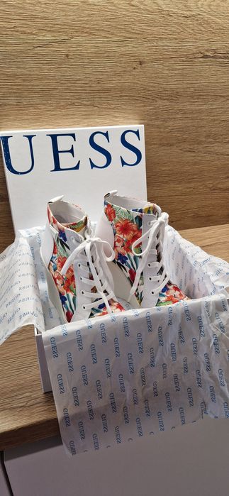 Обувки Guess платформа