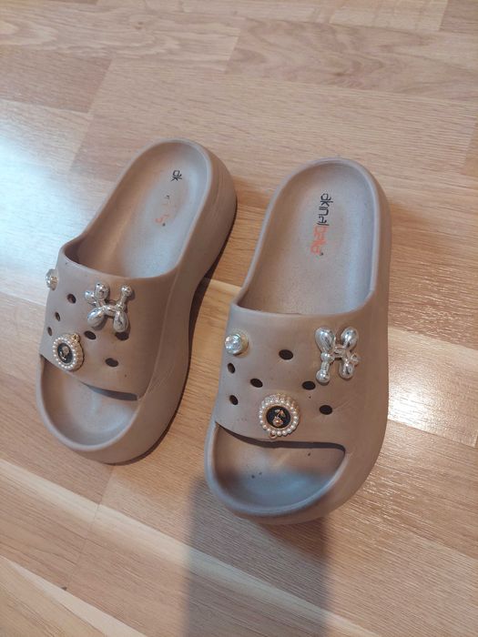 Продавам дамки чехли