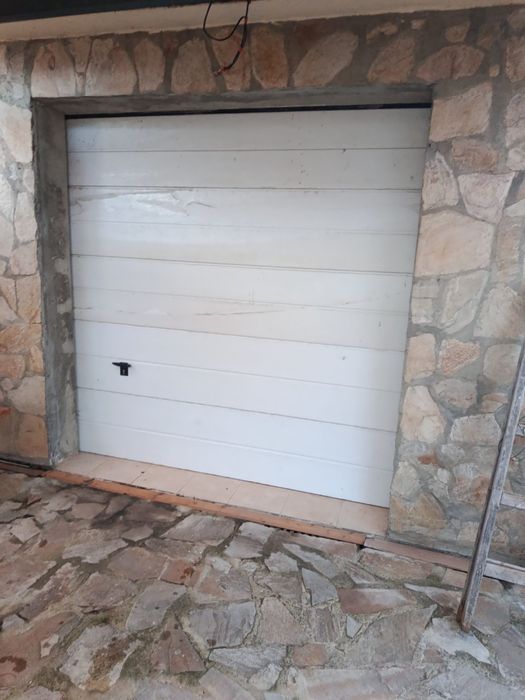 Секционна гаражна врата