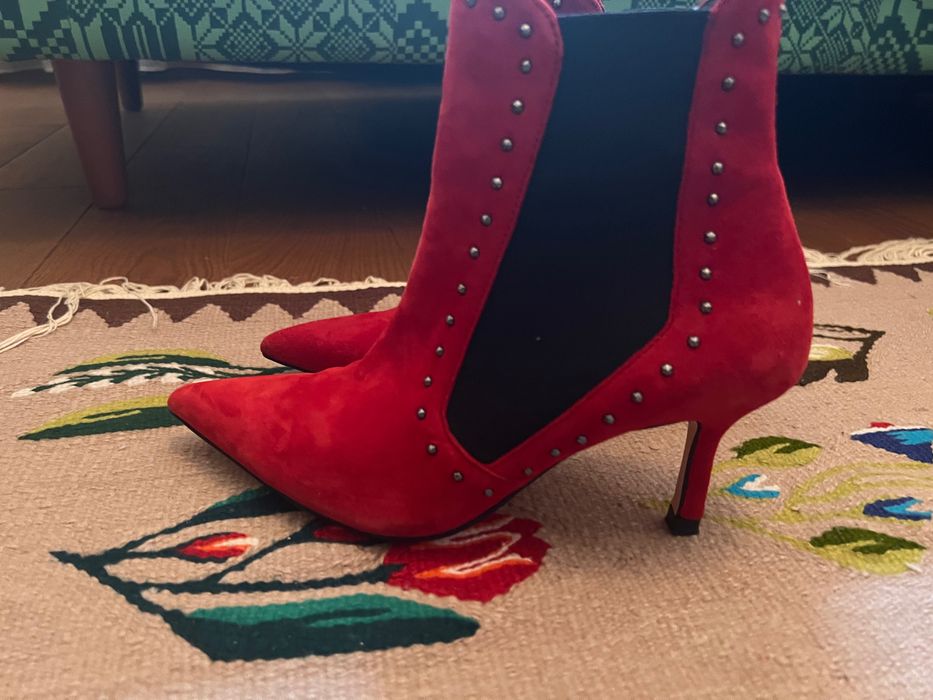 Ghete Zara, nr 36, piele întoarsă, roșii, toc 7 cm.