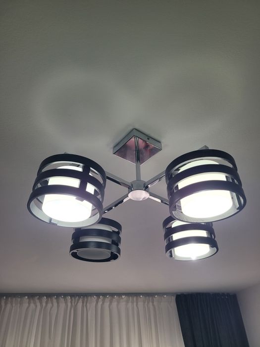 Vând Lustra în stare perfecta