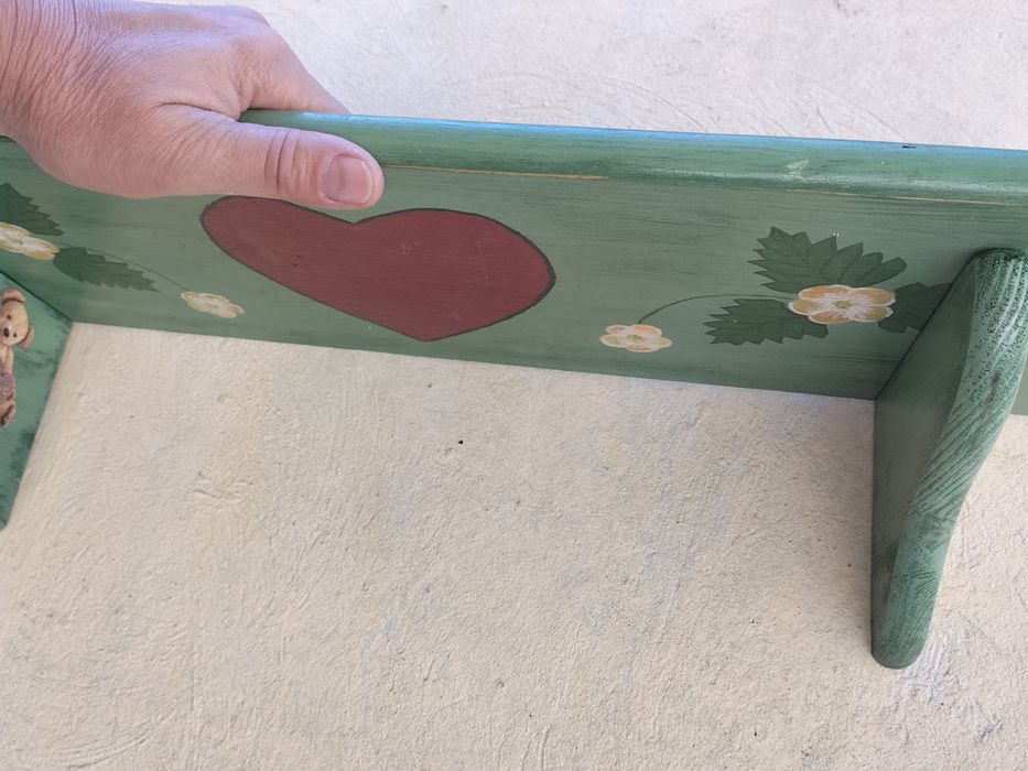 Etajera din lemn masiv pictata manual din mensiuni 19x48 cm circa. Livrare cu plata de la cumpărător.