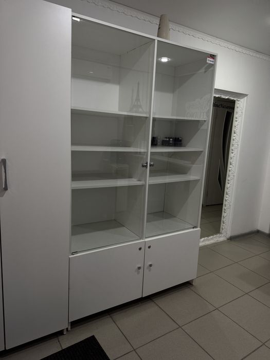 Витрина с полками и стеклянными дверцами