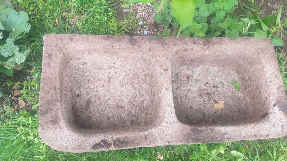 Продавам каменно корито