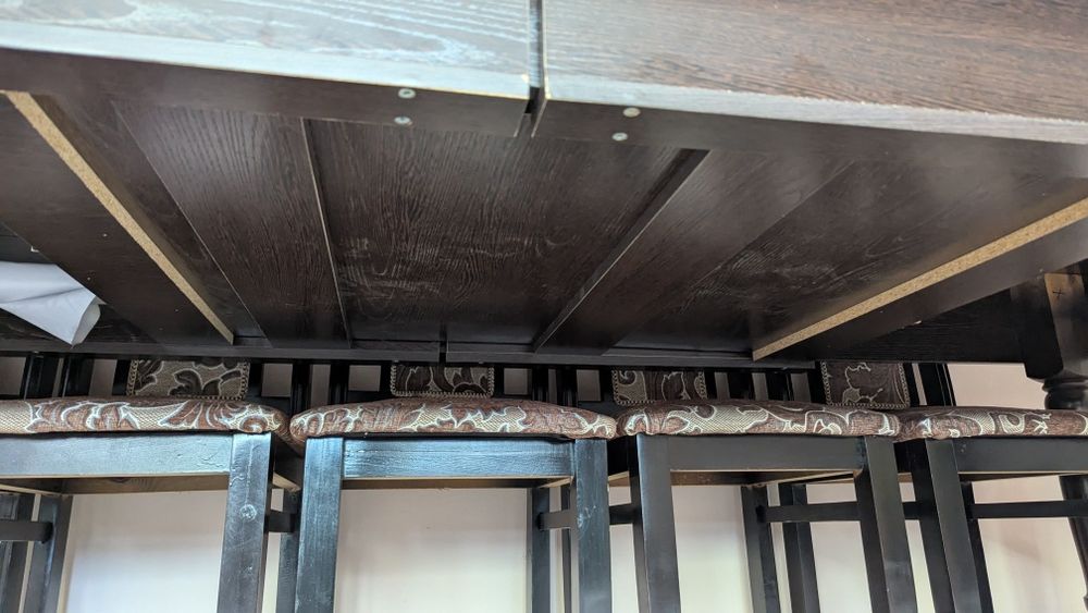 Большой стол со стульями