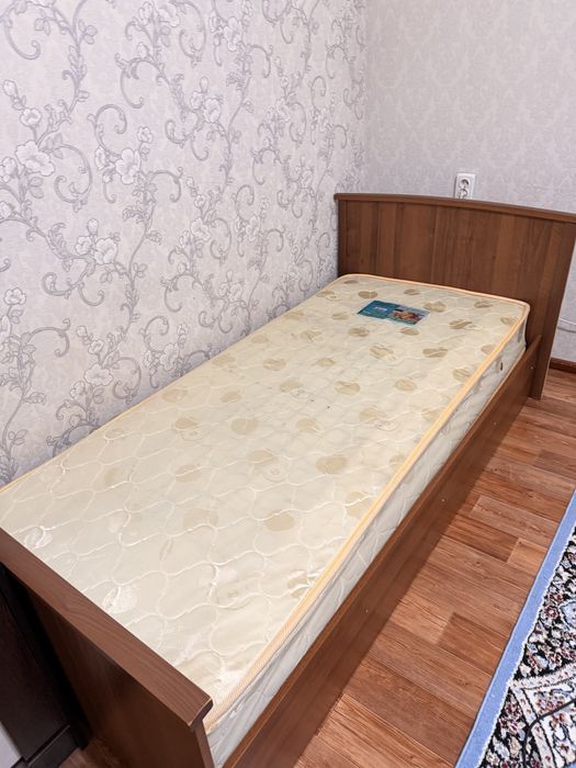 Кровать с матрасом срочно продается