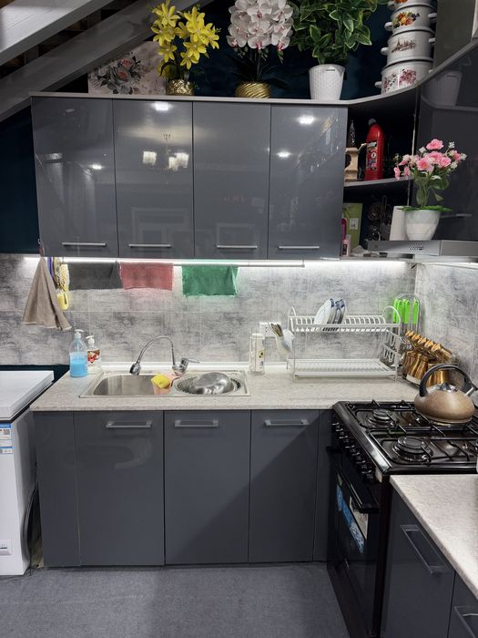 Kuxinniy mebel rangi bleskli mokri svet holati ideal