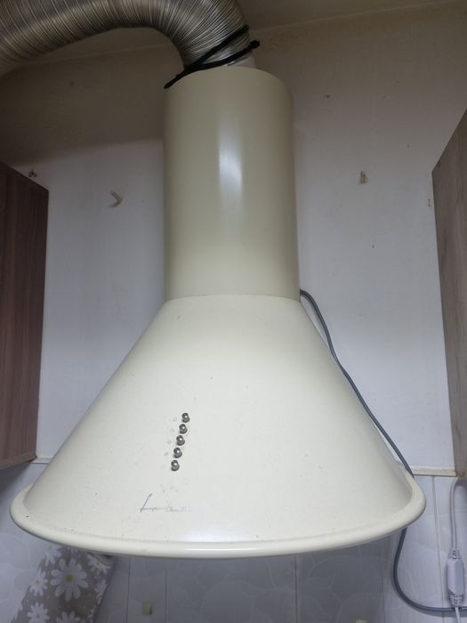 Aragaz Electrolux și hotă decorativă Fram