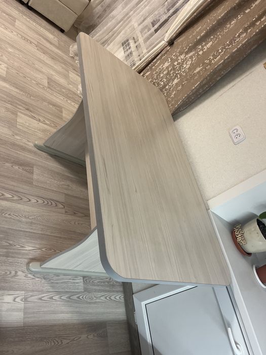 Продам  стол белый