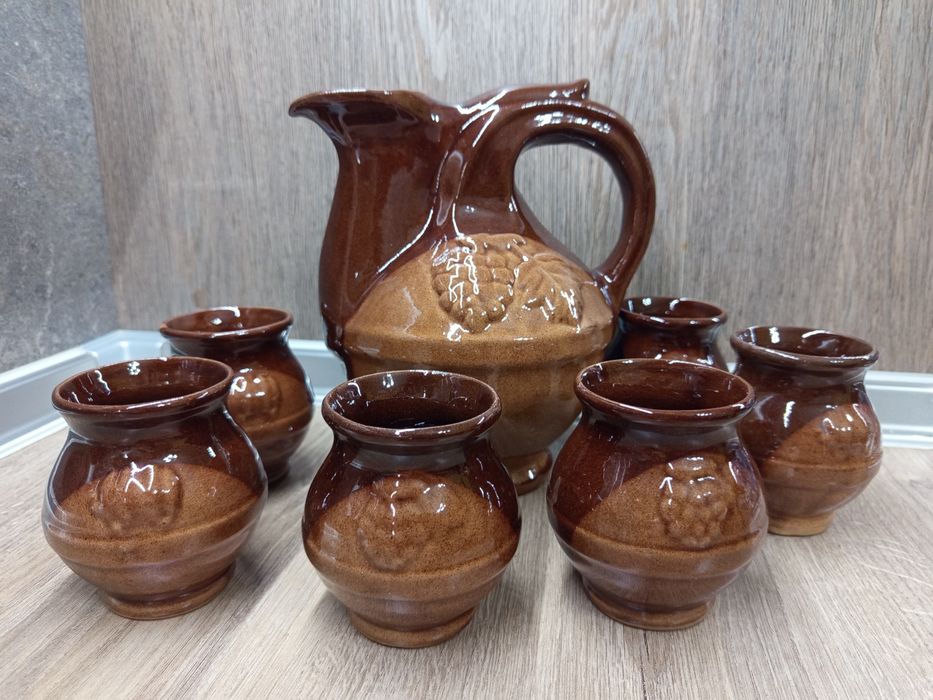 Глинени чаши и кана за вино