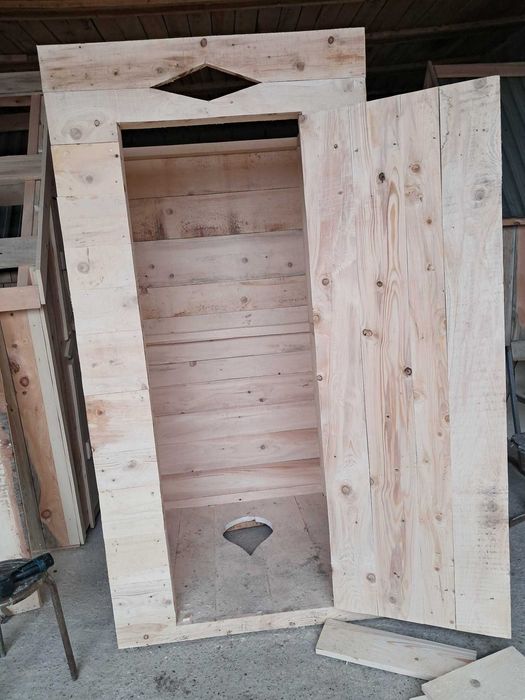 красивый уличный туалет