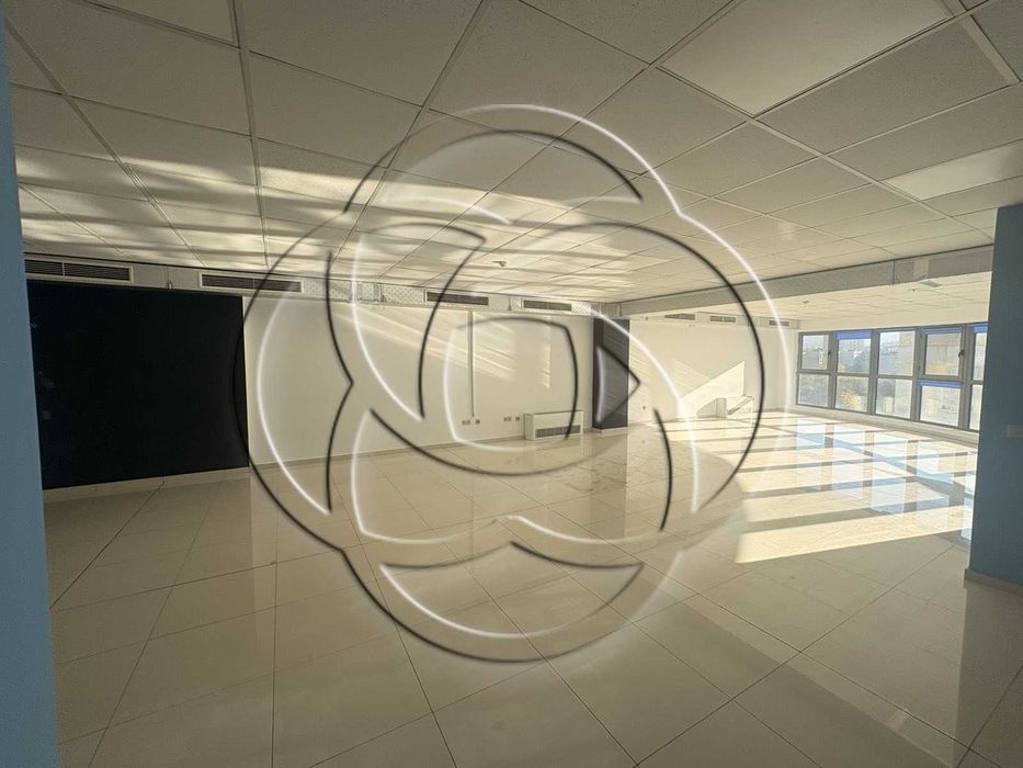 Просторен офис в сграда на входа на метро и с паркинг