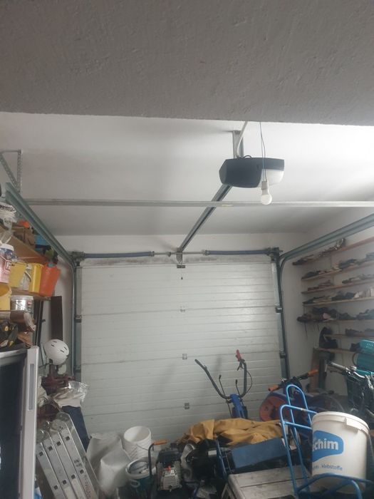 Ușă  pentru   garaj cu   telecomanda.