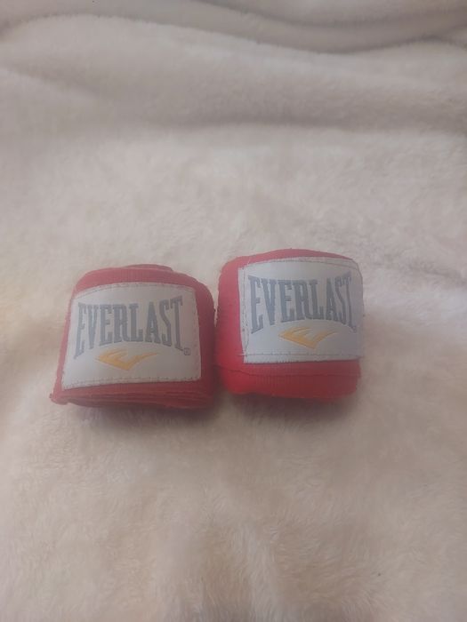 Кожаные боксерские перчатки и бинты