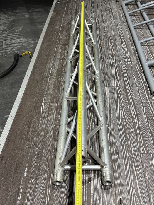 Триъгълна ферма за осветление