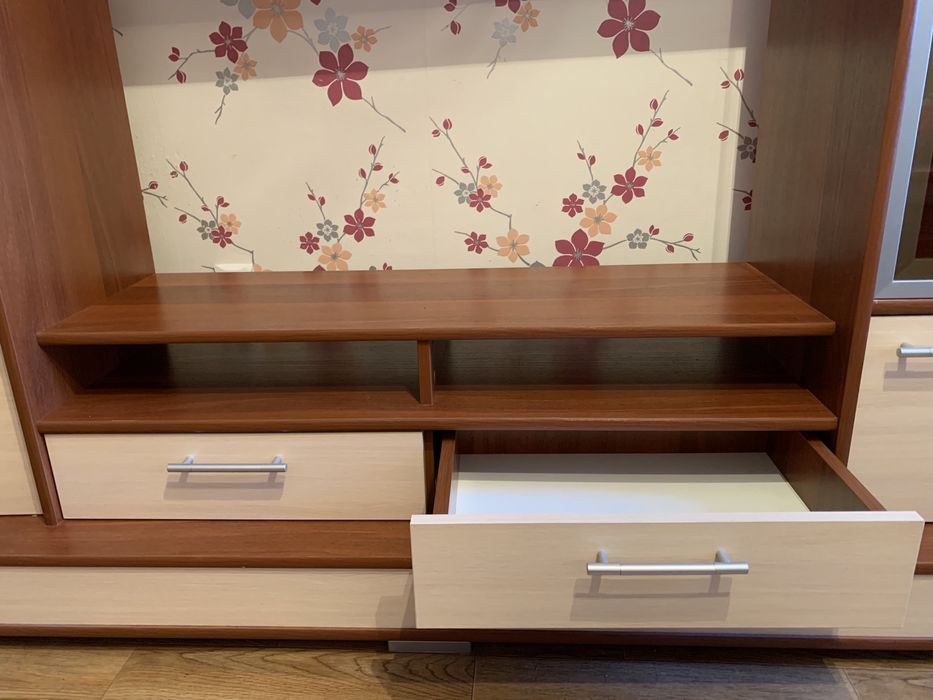 Продам стенку под телевизор