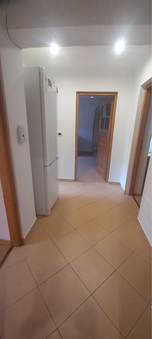 Inchiriez apartament cu 3 camere,etajul 1 in cartierul sud Focsani