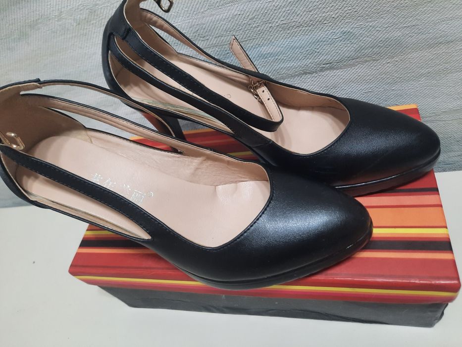 Кожаные босоножки,  37