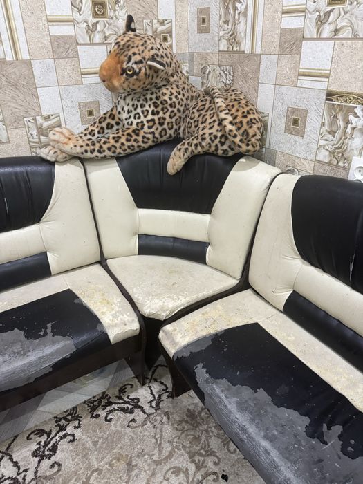 Продам угловой диван стол