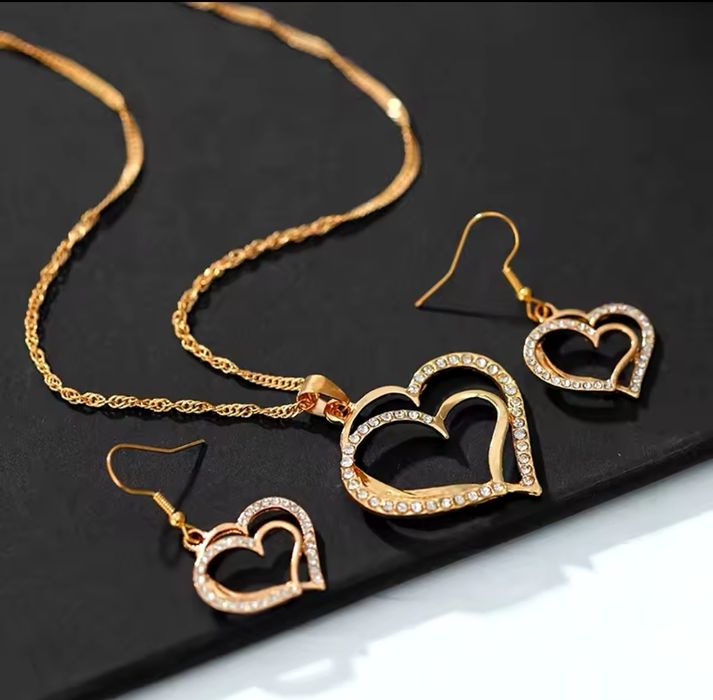 Комплект колие и обеци във формата на сърце