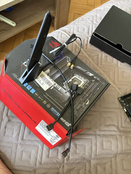 Cand placa de baza ROG STRIX Z690-I Gaming Wifi DDR5
