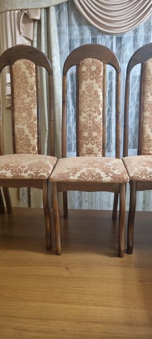 Стол со стульями для гостинной