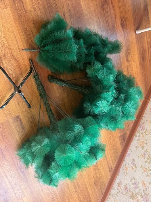 Продам ёлка с игрушками. Высота - 1,8 метр.