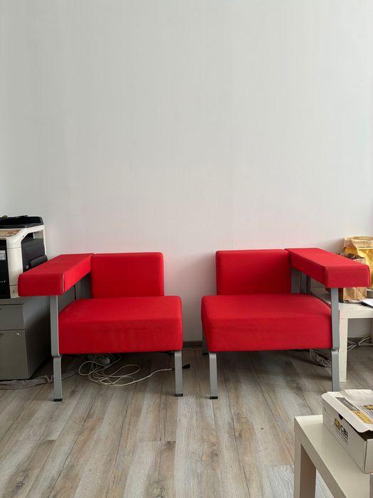 Office Canapea trei locuri și doua fotolii cu prize, roșii