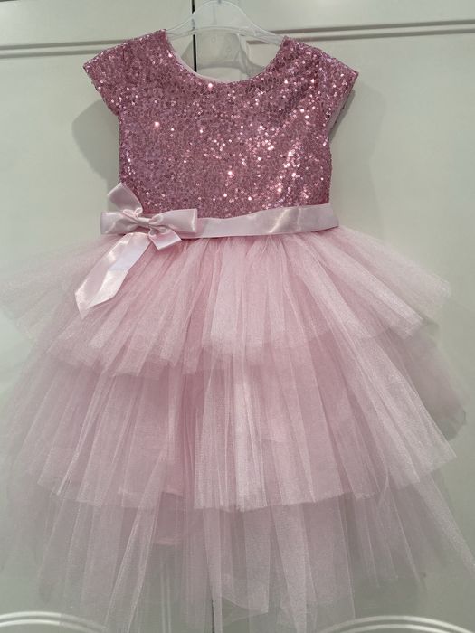 Платье нарядное.