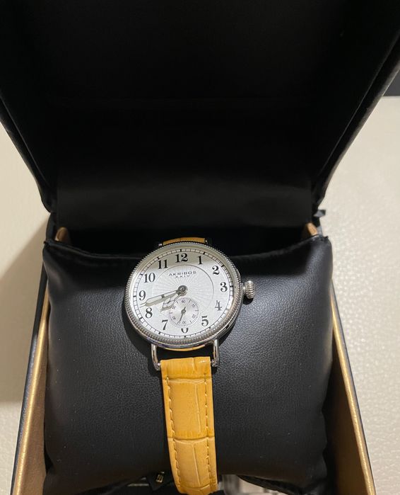 Дамски часовник с кожена каишка Akribos XXIV