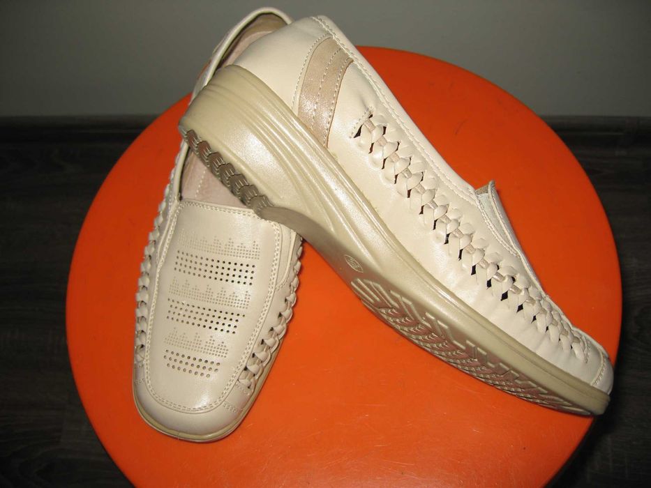 Продавам дамски пролетни обувки бежов цвят - номер 38