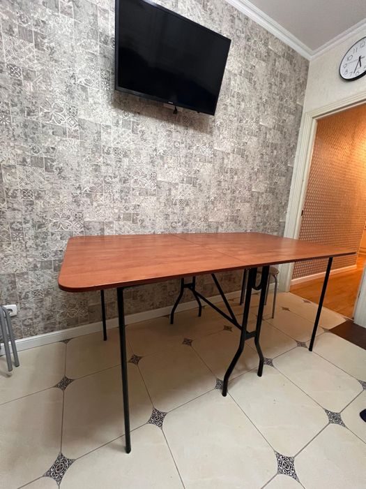 Продам качественный книжный стол!