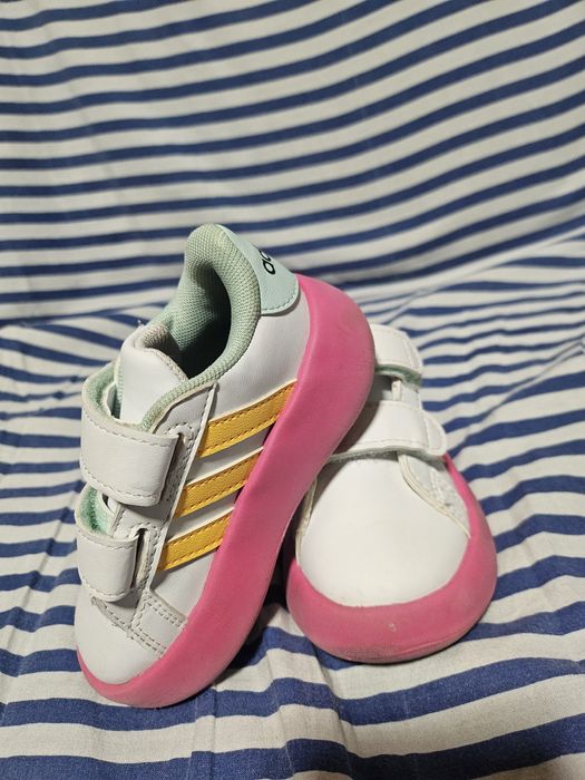 Adidasi adidas fetita