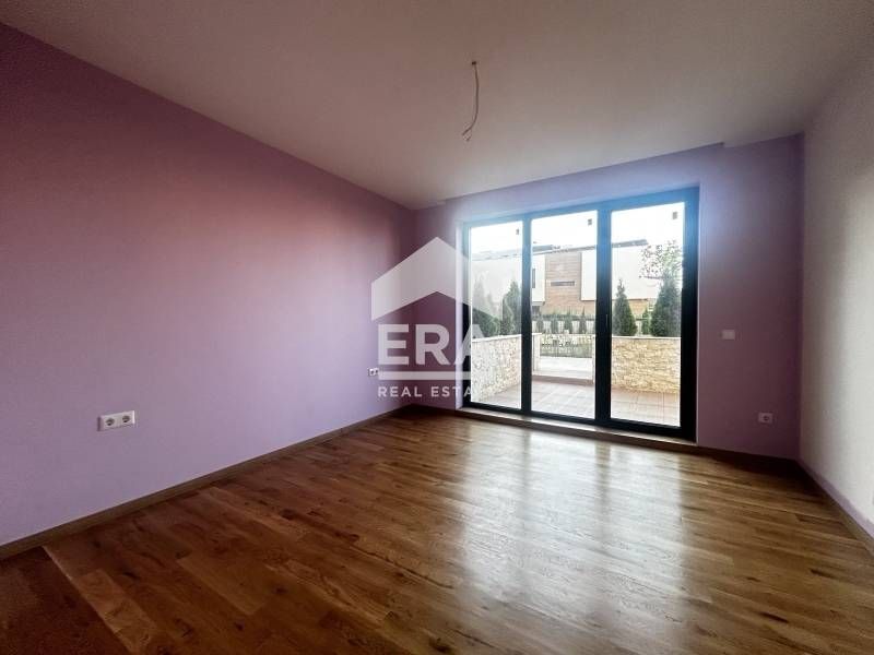 Четиристаен обзаведен апартамент за продажба, с големи стаи и собствен