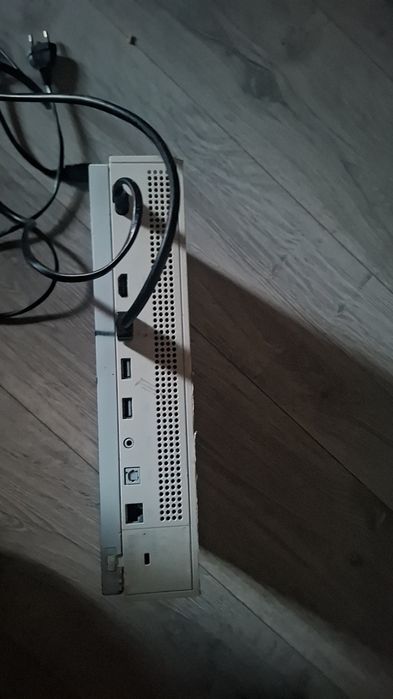 Vând Xbox One în stare perfectă de funcționare! Poți juca jocurile preferate și te poți bucura de divertisment la maxim. Fără controler