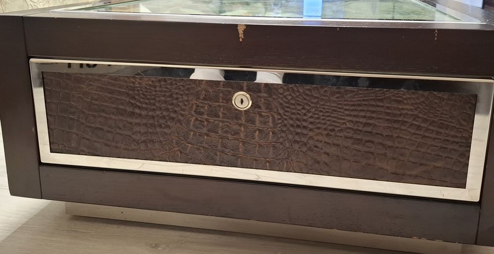 Продам стол для ювелирных изделий!