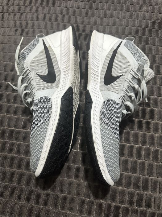 Vand doua perechi adidasi nike