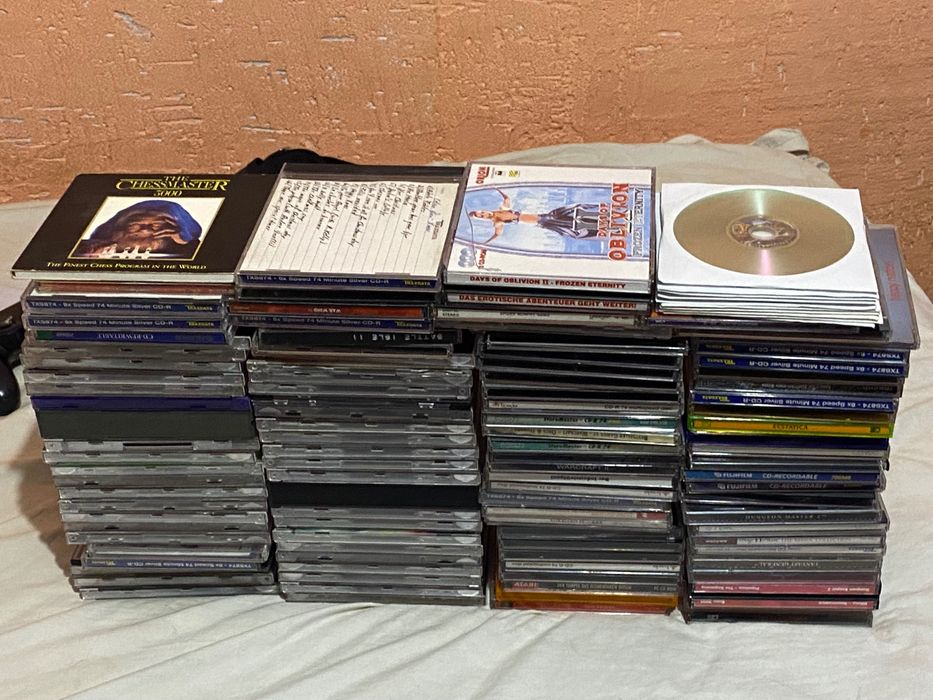 Продавам 140 диска