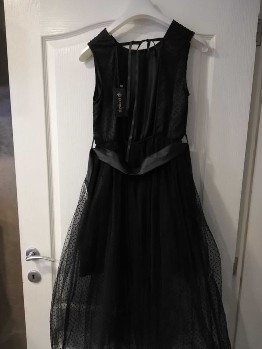 Официална, тюлена рокля на точки.