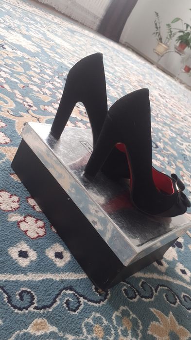 Продам  женские  туфли 35 размер