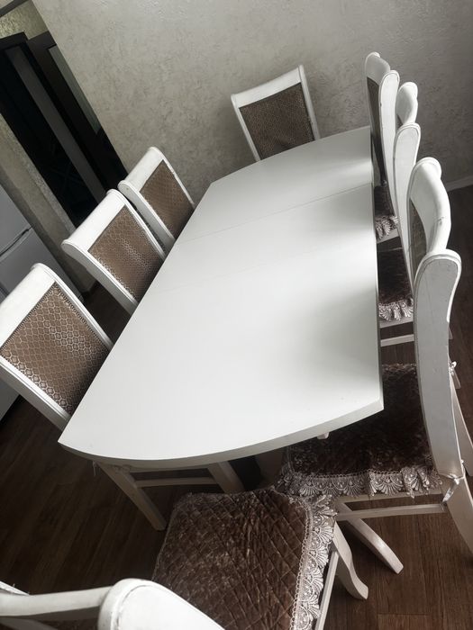 Стол со стульями в хорошем состоянии