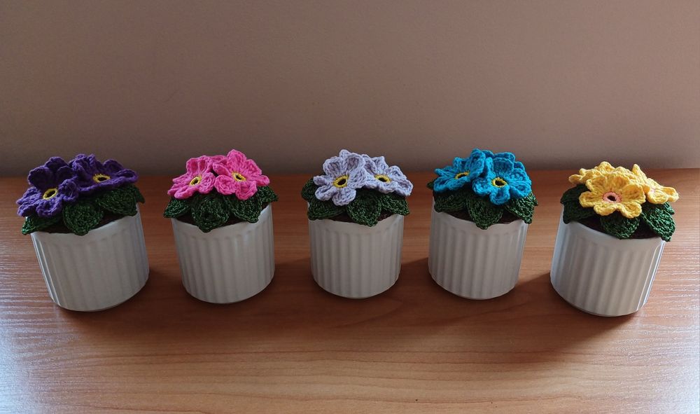 Плетени теменужки в бели кашпи