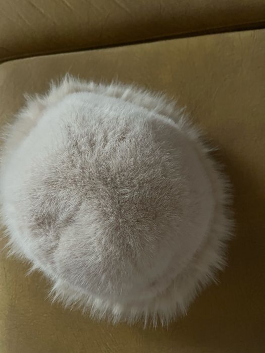 Дамска шапка с пух